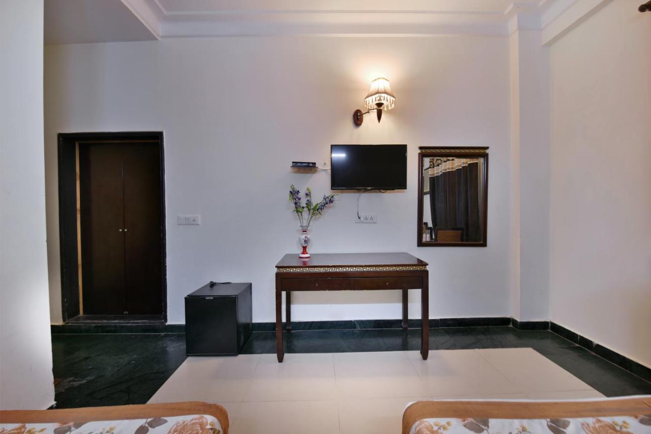 I & Revels Near Railway Station- By Ap Singh 3* New Delhi